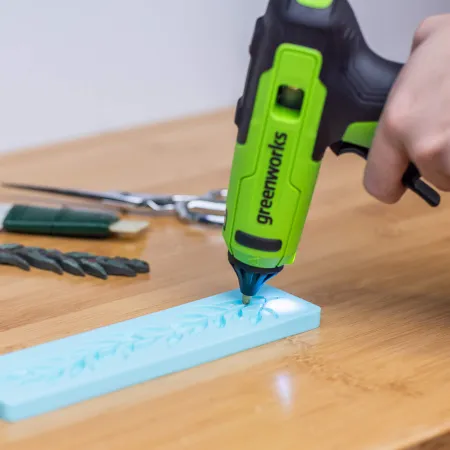 Пистолет клеевой аккумуляторный Greenworks G24GLG 24V (1АКБх2Ач и ЗУ) купить в Минске